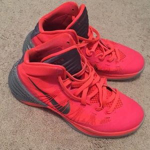 Hot pink size 9.5 Nike hyperdunk